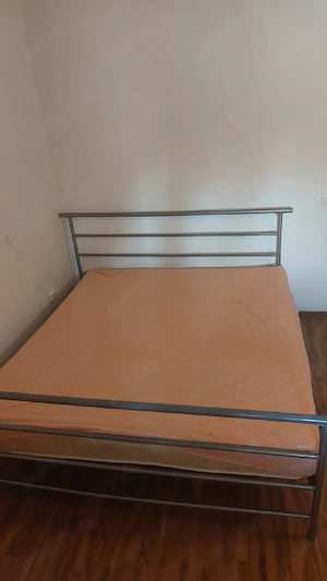 vând pat metalic cu saltea