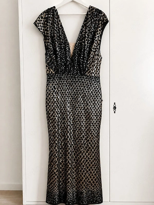 Rochie eleganta imbracata toata in paiete 