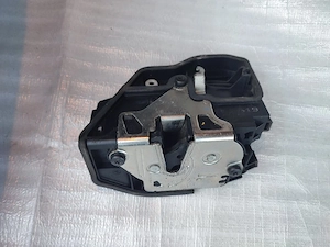 încuietoare usa stânga față încuietoare bmw E81 E82 E87 f20 f21 f22 f23 e90 e92 e92 f30 f31 f34 f10  - imagine 3