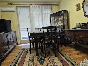 Vand mobila veche bine intretinuta, masa 8-10 persoane, scaune, 2 fotolii,2 servante si o vitrina.