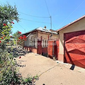 | Casa cu 2 camere | Curte: 134 mp + Garaj | Strada Cezar |