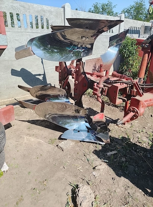 Vând tractor John Deere 1640 70 cai. Se da la pachet cu plug Nemier Delta cu doua trupițe - imagine 2