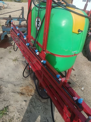 Vând stație erbicidat 400 L