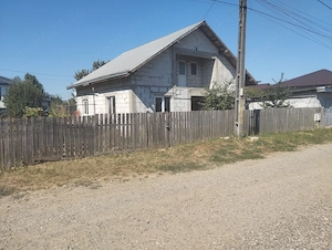 Vând casă cu garaj și teren 600 mp - imagine 2