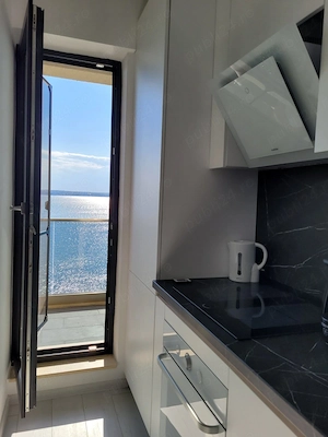 Apartament 3 camere cu vedere la lac, mobilat si utilat lux, parcare subterana - imagine 9