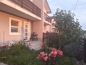 Casă modernă tip duplex, 4 camere, 2 băi, utilități, parcare, terasă mare, priveliște superbă