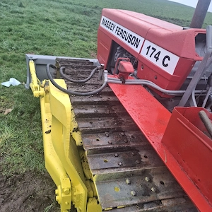 vând buldozer massey ferguson 174c 