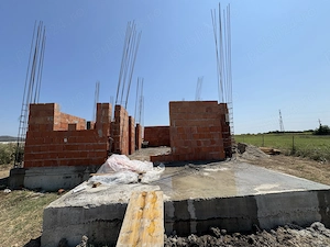 Vând teren intravilan de 450 mp cu casa P+1E în construcție  - imagine 3