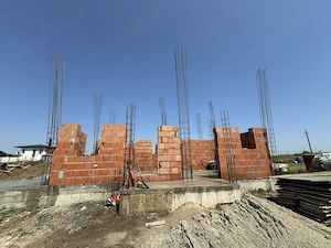Vând teren intravilan de 450 mp cu casa P+1E în construcție  - imagine 2