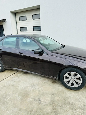 Vând Mercedes E220