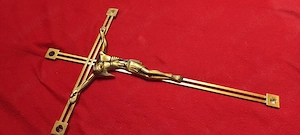 Crucifix din alamă-bronz, realizat de un elev al școlii lui Lelio Scorzelli, 