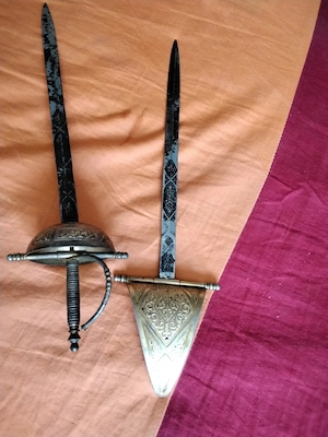 v.ind 2 spade in miniatură, au circa30cm