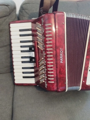 vând acordeon parrot 48 cu septimă la basi venit curând din Germania sună tare puternic  
