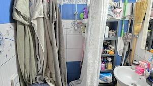 Vand garsoniera in Deva, zona Dacia, parter, canalizare separata la bucatarie si baie, mobilata - imagine 8