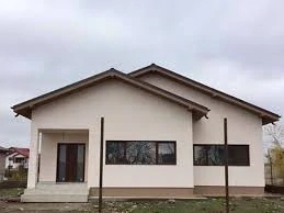 Casele din panouri termoizolante sunt apreciate pentru simplitatea montajului, rentabilitate și rezi