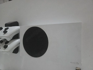 Xbox Series S + 2 controllere + stație de încărcare p și 2 baterii reîncărcabile + jocuri