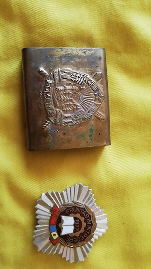 Fruntas in intrecere 1977 insigna si catarama RSR