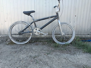 Vând bicicleta BMX 20
