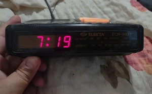 30 Lei. Radio cu ceas. FM. Electa. Japan. La 220 volți.