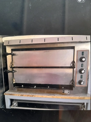 Vând cuptor pizza electric 