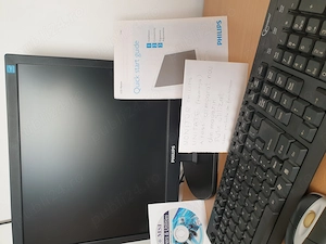 Calculator, monitor, tastatura și chitul de instalare original. 