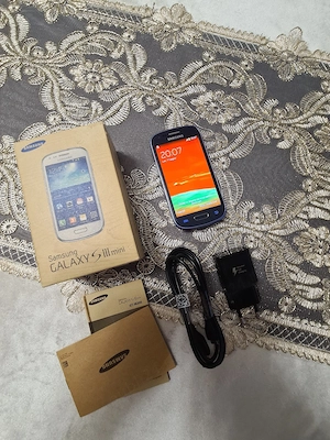 Telefon Samsung Galaxy S3 mini.