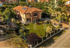 Vila de vanzare, 380 mp, zona Reghin 
