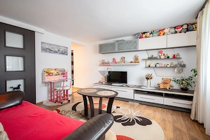 Apartament cu 3 camere, parcare, curte si spațiu depozitare în Sacele