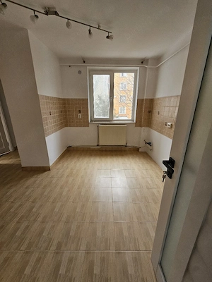 Apartament centru, 4 camere, 2 bai,etaj 2 - imagine 2