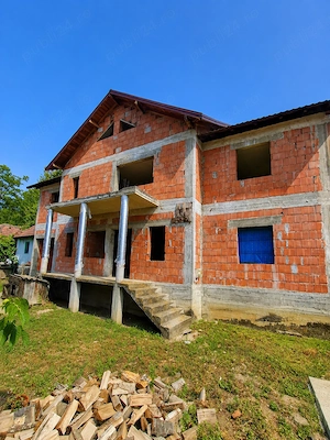 Casă P+1 cu 1.294 mp teren, Structură finalizată, Sat Cioboți, Olanu, Vâlcea