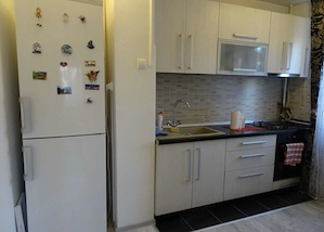 Apartament 2 Camere Decomandat Etaj 1 Centrala Proprie Zona Complexul Studențesc  - imagine 3