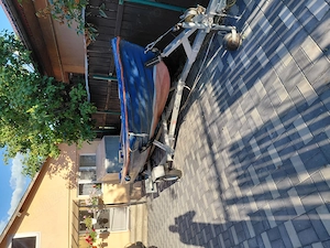 Barcă cu motor și peridoc