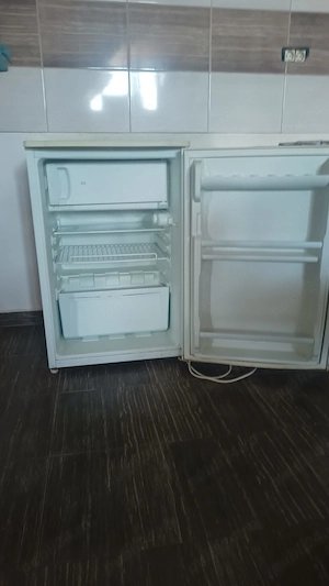 Vand frigider mic cu congelator in stare buna