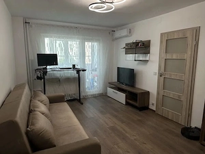 Apartament renovat complet // utilat // decomandat// vedere panoramica