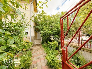 Apartament la casa cu 3 camere, zona Centrala