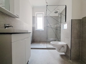 In vila. Gradina privata. Bucatarie inchisa. Dotari premium. - imagine 9