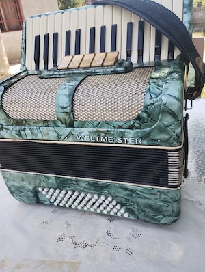 vând acordeon weltmaister 60 bași venit curând din Germania sună tare puternic  