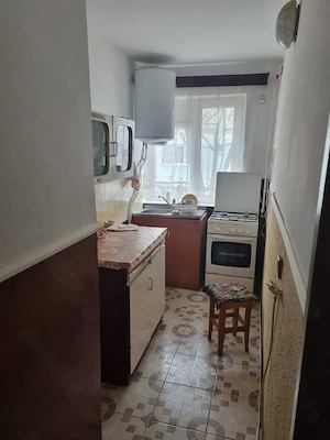 Vând apartament 2 camere semidecomandat 40 mp etaj 2 4 in Dorohoi, cartier Plevna aleea Marului. - imagine 3