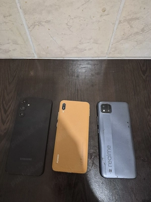 3 telefoane Samsung Huawei Realme   pentru reparat   display spart
