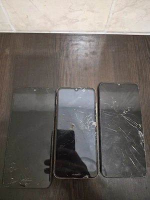 3 telefoane Samsung Huawei Realme   pentru reparat   display spart - imagine 2