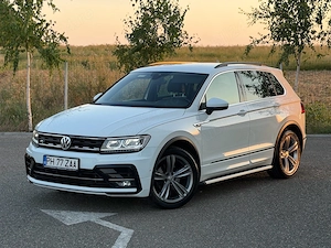 Volkswagen Tiguan R-Line 2020 2.0 TDI 150 cp Manual   Bord digital   Cameră   Distronic   Carlig 