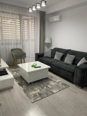 Vand apartament cu 3 camere complet mobilat.