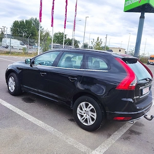 Vând Volvo XC60,an 2017 bine echipat . - imagine 8