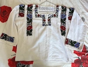 cămașă cu mărgele 