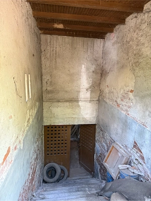 Vand casa batraneasca cu cramă din caramida in Valea Calugareasca