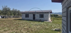 Casă la roșu de vânzare în Dumitra – 1.500 mp teren!