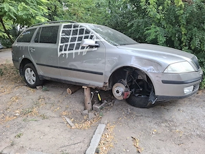Vând pentru piese 