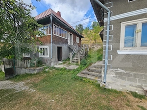 Proprietate cu 2 case, teren 1.855 mp, Priveliște spectaculoasă în Vadul Moților