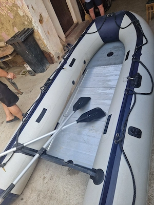Barcă pneumatică 3,30 m + motor Parsun 2,6 CP + vâsle + veste