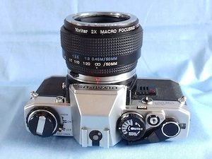 Olympus OM10 cu teleconvertor Vivitar 2x cu focalizare macro
